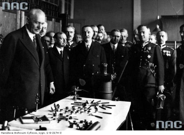 Prezydent Ignacy Mościcki w towarzystwie generała Felicjana Sławoja wizytuje Polskie Zakłady Optyczne, rok 1932.