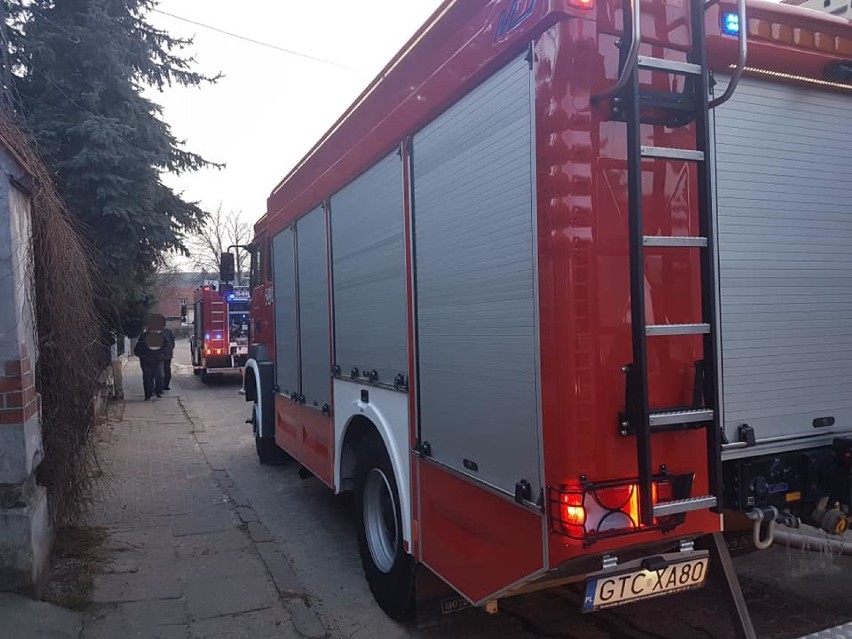 Pięć zastępów straży pożarnej interweniowało do pożaru mieszkania w Gniewie [ZDJĘCIA]