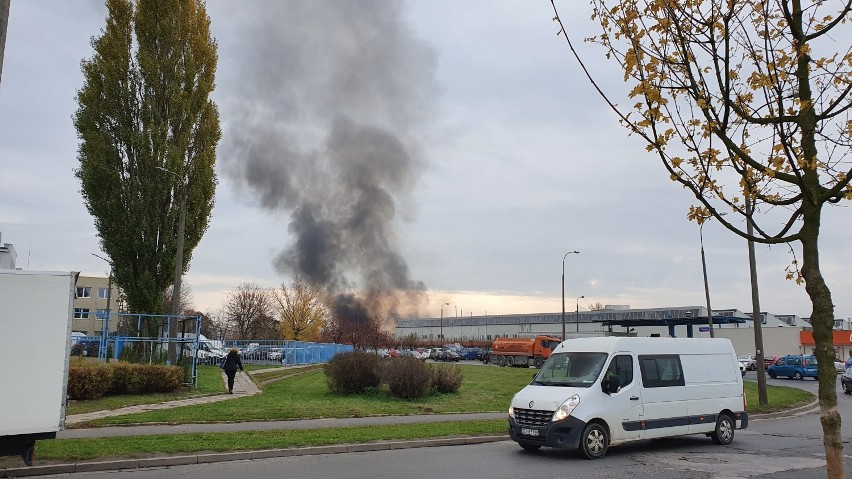 Pożar hali przy ul. Krakowiaków. 50 strażaków walczy z ogniem, kłęby dymu widać z daleka