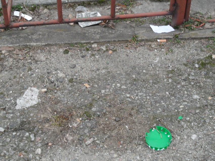 Śmieci Żory: Przejście między barem Joker a myjnią 24 jest pełne śmieci. FOTO