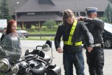 Katowice: Apteczki dla motocyklistów rozdawali policjanci. Mogą pomóc uratować życie - przypominali