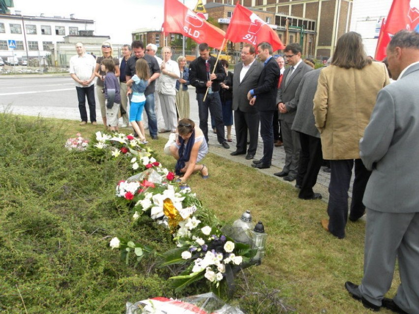 Kwiaty złożone w hołdzie Izabeli Jaruga - Nowackiej.