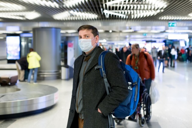 Eksperci WHO twierdzą, że zakazy podróży międzynarodowych nic nie wnoszą do walki z pandemią COVID-19, środki walki z koronawirusem nie powinny obciążać finansowo podróżnych, a szczepienie nie może być jedynym warunkiem wjazdu do kraju.