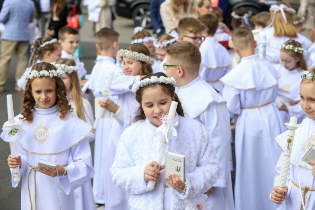 Uroczystość Pierwszej Komunii Świętej uczniów Szkoły Podstawowej nr 16 odbyła się w kościele pod wezwaniem Najświętszego Ciała i Krwi Chrystusa przy ulicy Niesiołowskiego.