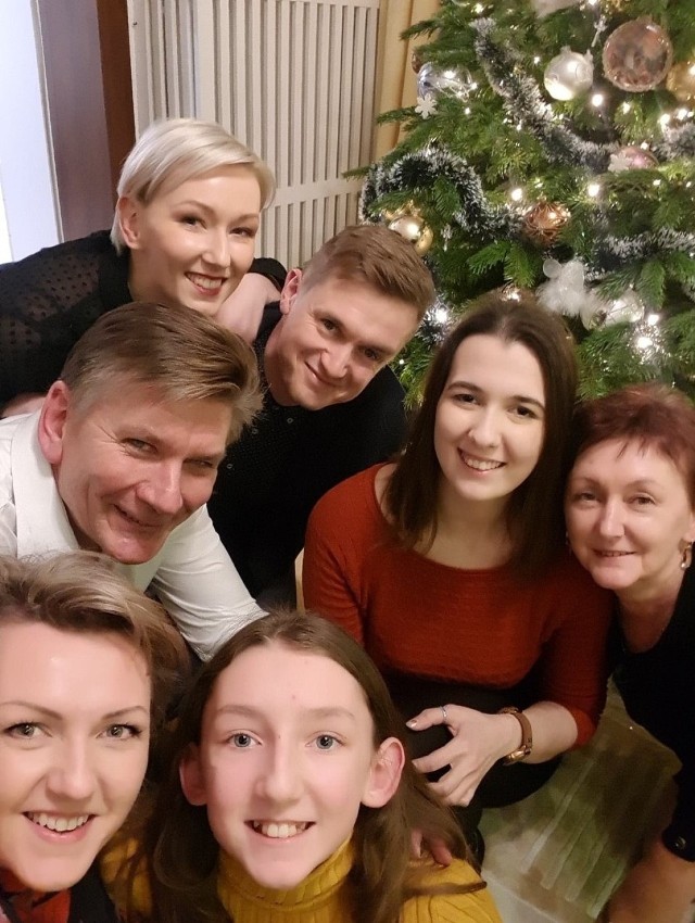 Paweł Śpiechowicz, rzecznik UŁ (w środku zdjęcia) – i jego rodzina – przed rokiem gościł Medinę (z czerwonej bluzce)