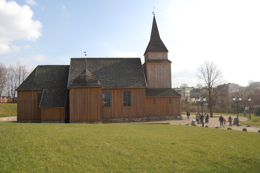 Zabytkowy, drewniany kościół w Sierakowicach otwarty i...