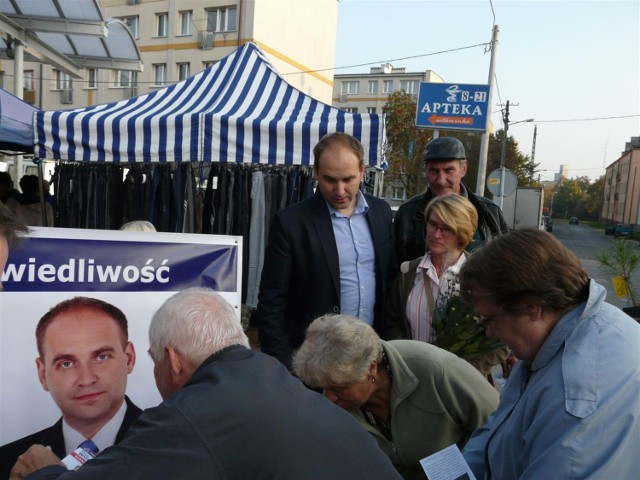 PiS w Łasku rozdawało drzewka