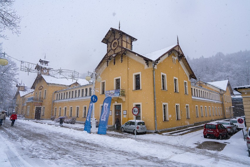 Krynicki deptak przykryty śniegiem [ZDJĘCIA]