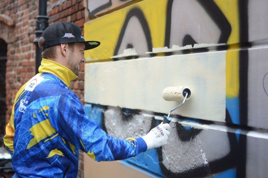 Żużlowcy i prezes GKM Grudziądz zamalowali graffiti na starówce [wideo, zdjęcia]