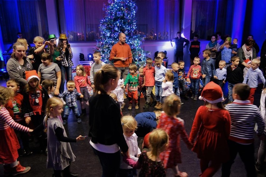 Mikołajki w Miejskim Domu Kultury w Opocznie. Rodzice z św. Mikołajem obdarowali prezentami dzieci i młodzież [zdjęcia]