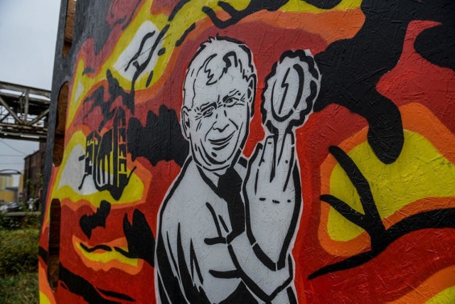 Nowy mural  Mariusza Warasa obok budynku Mleczny Piotr w Gdańsku: Kaczyński z lusterkiem, za nim płonący kraj...