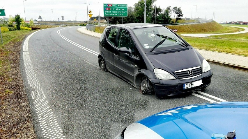 Mistrzowie kierownicy na tomaszowskich drogach. Tych kierowców lepiej nie naśladować! [ZDJĘCIA]