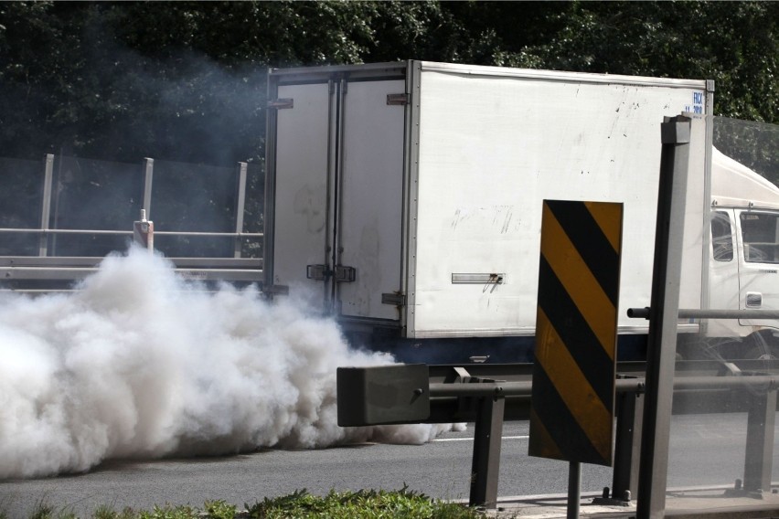 Krakowskie drogi tylko dla bogaczy? Niedługo możemy nie wjechać do miasta kilkunastoletnim autem. Ma to sprawić Strefa Czystego Transportu