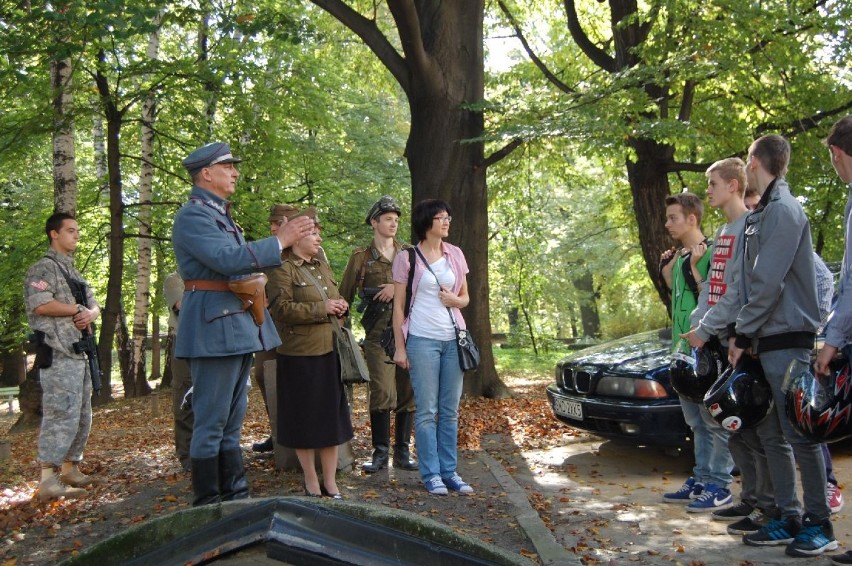 Uczniowie zwiedzili wodzisławski schron