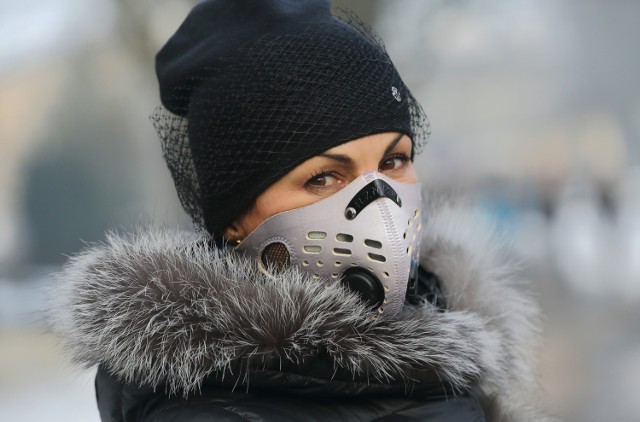 Jeśli na zewnątrz spędzasz niewiele czasu, zakładając maskę raczej nie odczujesz różnicy. Jeśli podczas drogi z domu do pracy i z powrotem nie spędzasz dużo czasu na powietrzu, maska antysmogowa nie jest niezbędna. Co nie zmienia oczywistego faktu, że w masce Twoje zdrowie chronione jest dużo lepiej, niż bez niej.

Noszenie maski podniesie komfort oddychania, jeśli jesteś alergikiem lub masz problem z układem oddechowym, masz niską odporność, spędzasz dużo czasu na powietrzu, uprawiasz sport lub pracujesz w sposób wymagający wysiłku fizycznego lub jesteś osobą starszą. Im więcej czasu spędzasz poza zamkniętymi pomieszczeniami, tym lepszym pomysłem jest noszenie maski antysmogowej w okresie, gdy jakość powietrza jest niska.

Według Warszawskiego Alarmu Smogowego, zdrowy człowiek powinien założyć maskę, gdy dopuszczalne stężenie pyłów trzykrotnie przekracza normy.