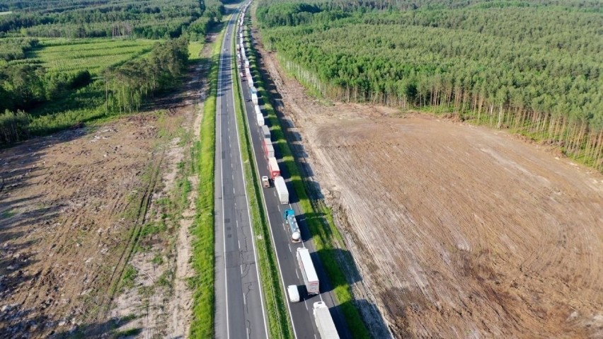 Własnie tak DK 1, czyli gierkówka, zmienia się w betonową...