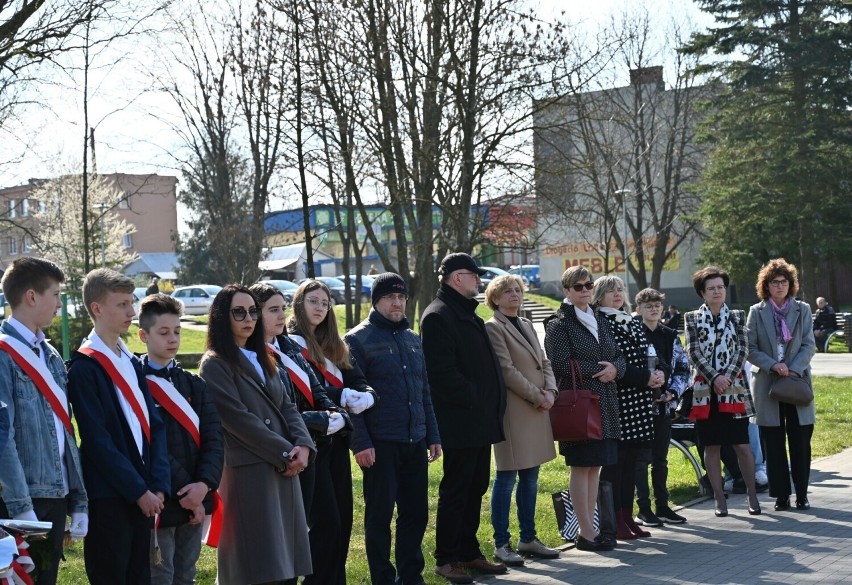 Uczestnicy obchodów podczas hymnu państwowego.