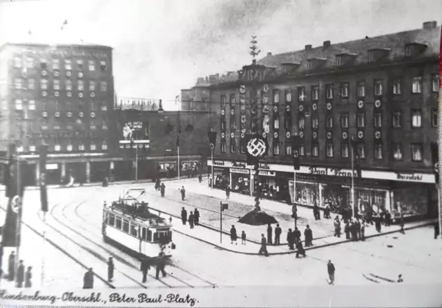 Na kolejnym zdjęciu rozpoznaję plac Wolności. 

Jeździły tamtędy tramwaje również z góry, od strony dzisiejszej ul. Wyzwolenia. 

To, co rzuca mi się od razu w oczy, to powiewająca na słupie, w centralnym punkcie fotografii, flaga ze swastyką.