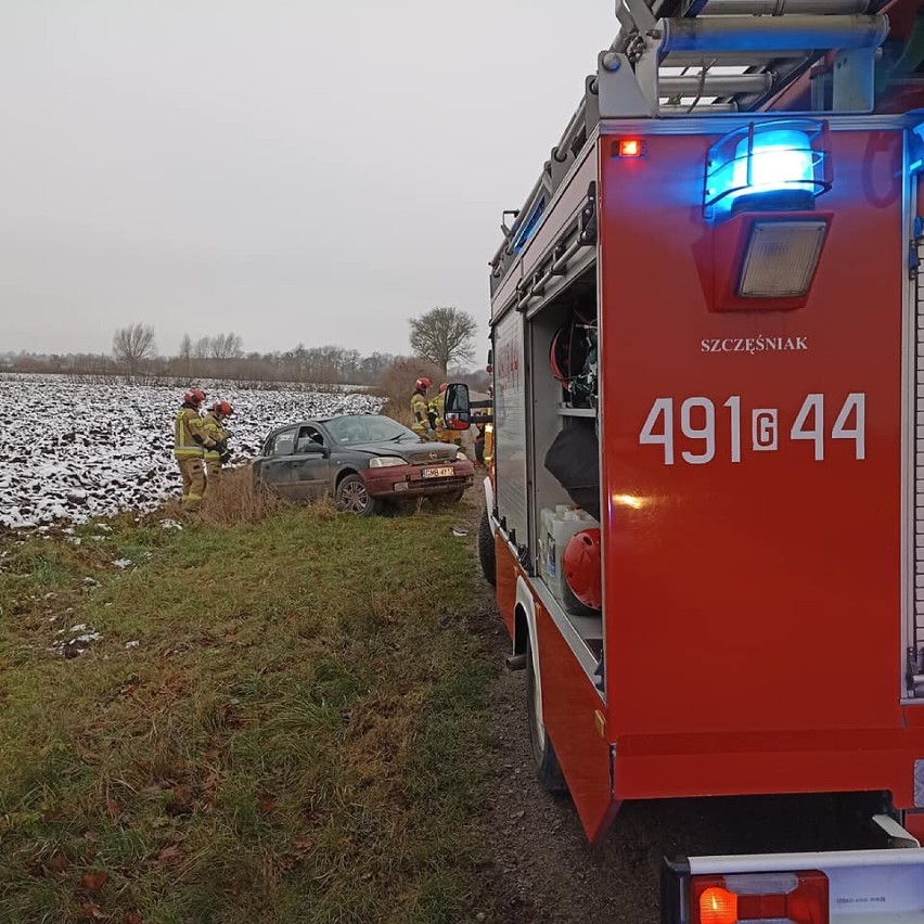 Wypadek za Orłowem. Samochód uderzył w drzewo