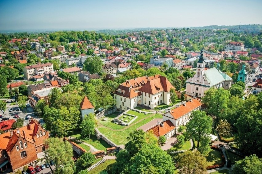 Widok z góry na Zamek Żupny w Wieliczce i miasto.