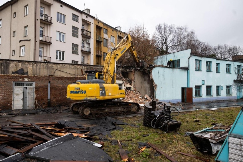 Rozbiórka poszpitalnego budynku na Wesołej w Krakowie wstrzymana przez nadzór budowlany! Mieszkańcy: "mówiliśmy, że to jest samowolka"
