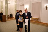 Leszek Lewoc, dyrektor Miejskiego Ośrodka Pomocy Rodzinie w Suwałkach nagrodzony przez minister polityki społecznej