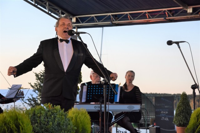 Lipcowy występ odwołano, ale w piątek 5 sierpnia władze Koronowa zapraszają do Pieczysk na jubileuszowy koncert z cyklu „Arie na plaży. Ryszard Smęda zaprasza”