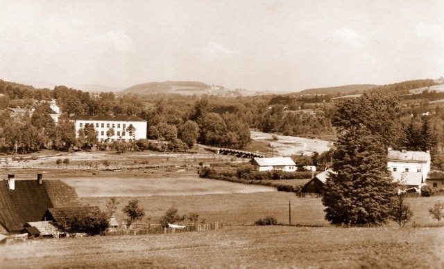 Widok na szkołę powszechną w Brennej, w dali widoczne góreckie Bucze.