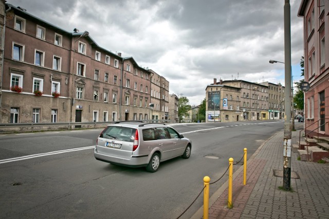 W związku z przebudową skrzyżowania ulic Wrocławskiej i Lelewela, planowane jest wyburzenie dwóch kamienic