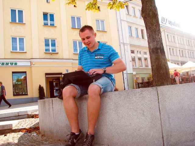 Nie jestem uzależniony od internetu, choć dużo z niego korzystam. Moja praca tego wymaga. Potrzebuję internetu także do np. komunikowania się ze znajomymi. Bardzo lubię korzystać z sieci na świeżym powietrzu – twierdzi Łukasz Osmólski.