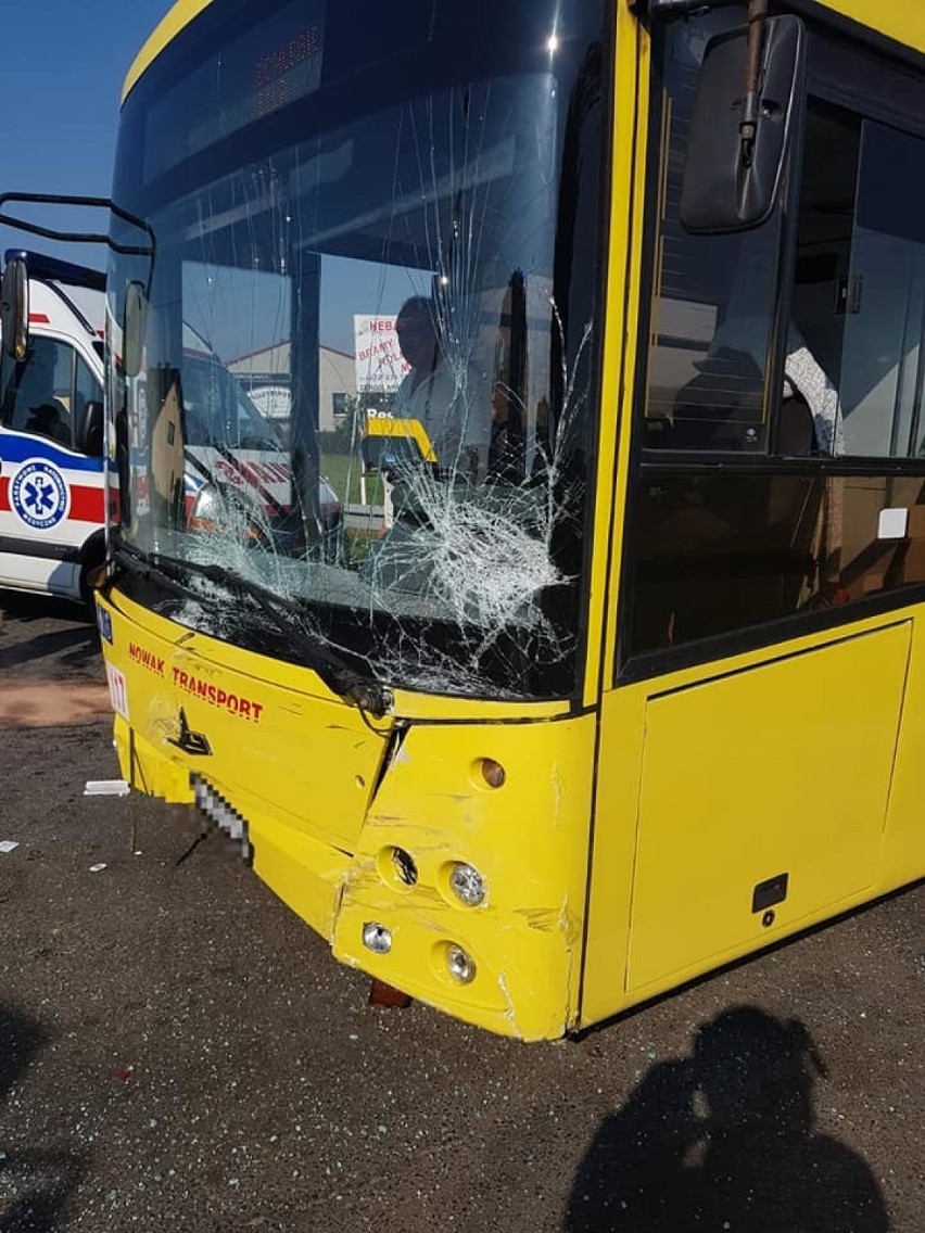 Bronowice: Wypadek na DK 94 [ZDJĘCIA]. Zderzyły się dwa samochody i autobus. Lądował LPR