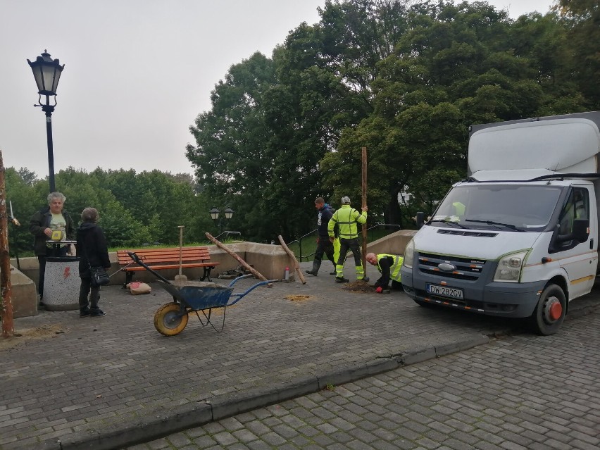 Trwa budowa płotu wokół schodów i zielonego terenu pomiędzy...