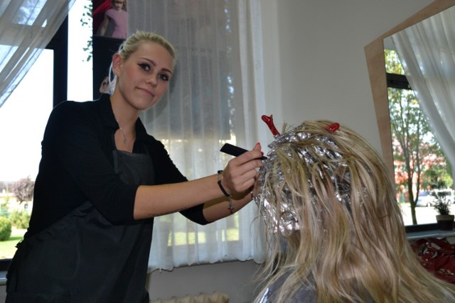 Salon fryzjerski Vest w Człuchowie prowadzi w kategorii salonów. Na zdjęciu fryzjerka Martyna Czepińska