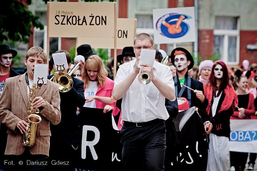 Parada Teatralna odbyła się w Wałbrzychu - barwny korowód przeszedł  ulicami centrum miasta