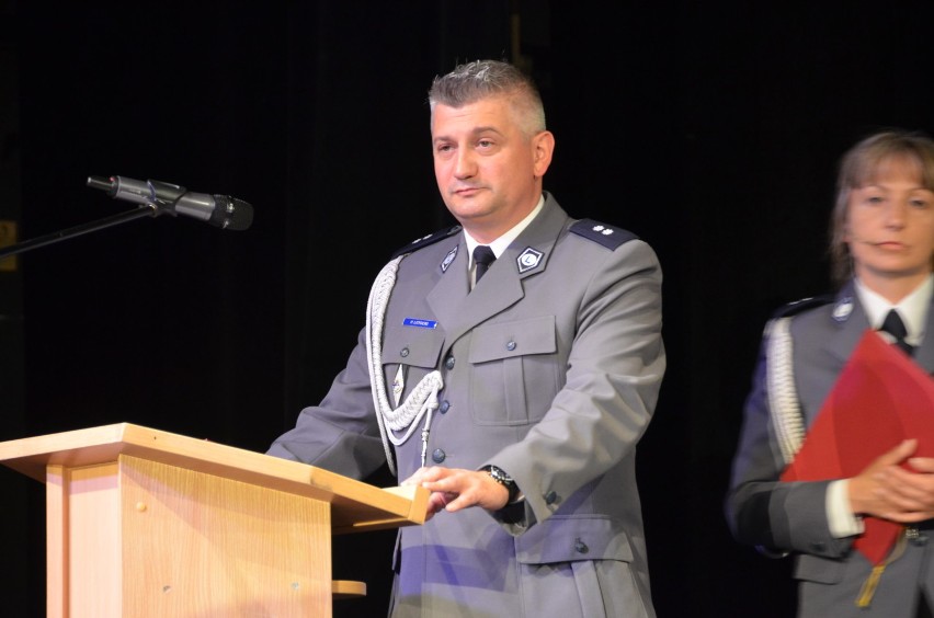 Święto policji 2015 w Będzinie. Policjanci otrzymali awanse zawodowe