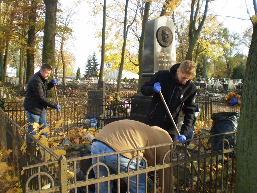 Młodzież porządkuje zapomniane groby na cmentarzach w Tomaszowie Maz. [ZDJĘCIA]