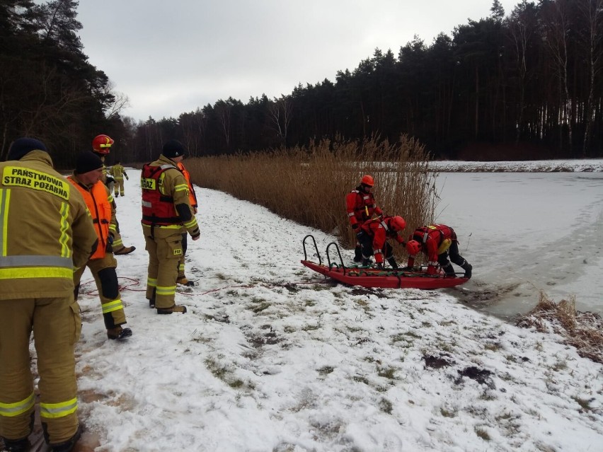 Strażacy z Lublińca ćwiczyli w Koszęcinie, jak ratować osobę, pod którą załamał się lód