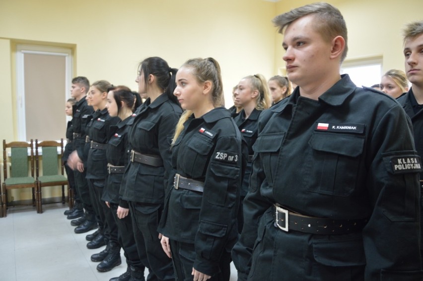 Ślubowanie uczniów klasy policyjnej z ZSP nr 3 w Bełchatowie