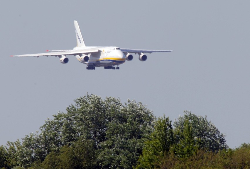 Ławica: W Poznaniu wylądował samolot An-124. Kolejny pojawił się po południu. Co robią u nas?