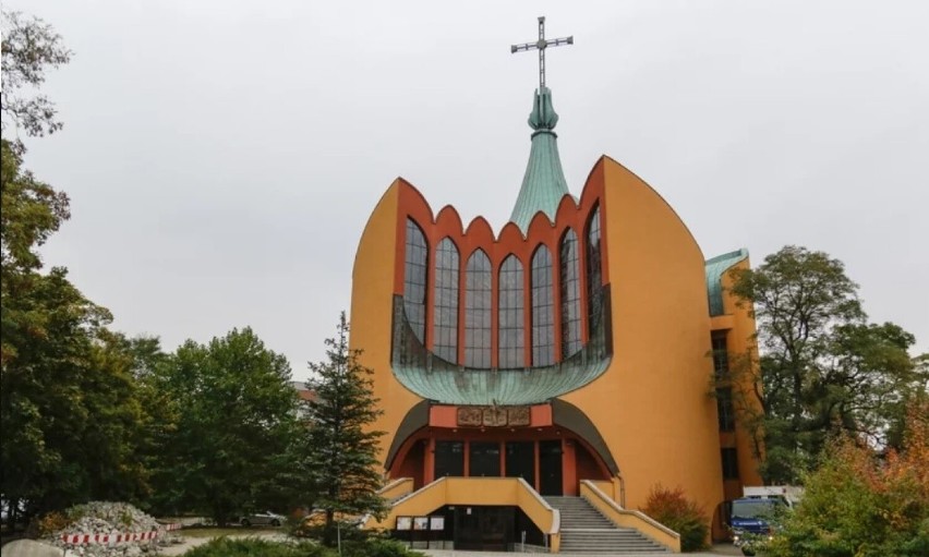Współczesny dwupoziomowy kościół we Wrocławiu położony na...