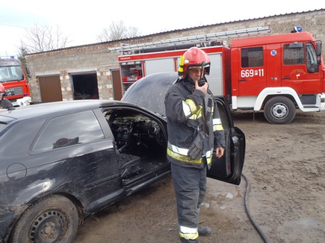 Pożar samochodu w Śmiardowie
Do zdarzenia doszło dziś około godziny 10.00 w Śmiardowie Krajeńskim. Właściciel auta podjął samodzielną próbę gaszenia auta, jednak dopiero strażacy dogasili ogień.