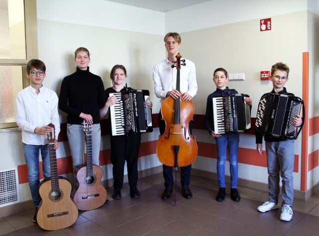 Koncert wiosenny w szpitalu w Grudziądzu. Wysłuchali pacjenci i odwiedzający. Dla chorych zagrali uczniowie szkoły muzycznej