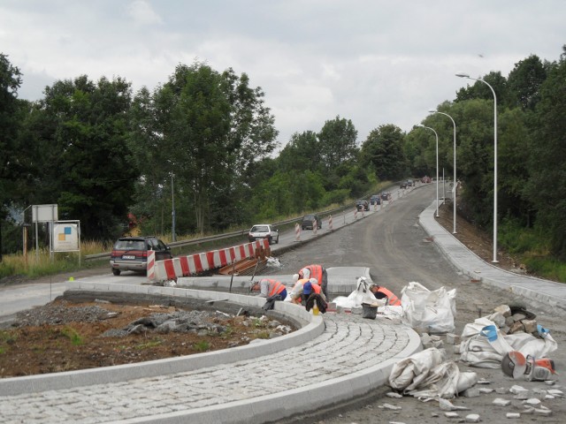 Mieszkańcy chcą, by wybudowano im chodnik od ronda, aż do samej góry. To rozwiązałoby problem pieszych