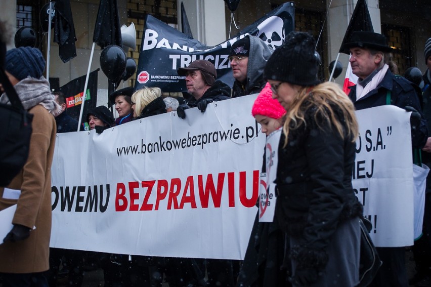 Protest frankowiczów, Warszawa. Czarna procesja oszukanych...