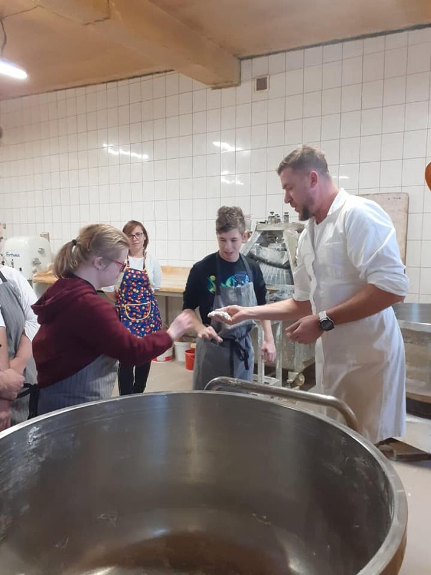 Uczniowie z Gromadzic odwiedzili piekarnię "Szuster" w Osjakowie