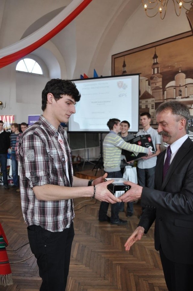 Michał Wieczorek odbiera nagrodę w I Ogólnopolskim Konkursie Wiedzy Mechatronicznej