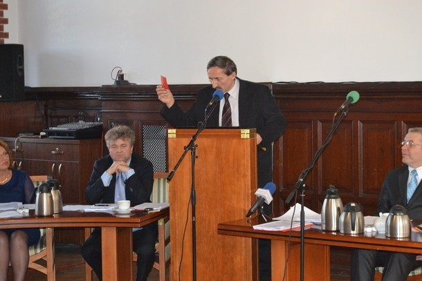 radny Rudyk wręczył na sesji burmistrzowi i koalicji...