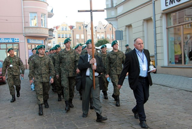 Ponad stu mieszkańców Grudziądza przeszło w "Marszu pokoju" z grudziądzkiej Bazyliki do kaplicy w Wielkich Lniskach. Modlili się o pokój w sercach, rodzinie, mieście, kraju i na świecie. Marsz jest jedną z części trwającego w mieście Tygodnia Kultury Chrześcijańskiej.