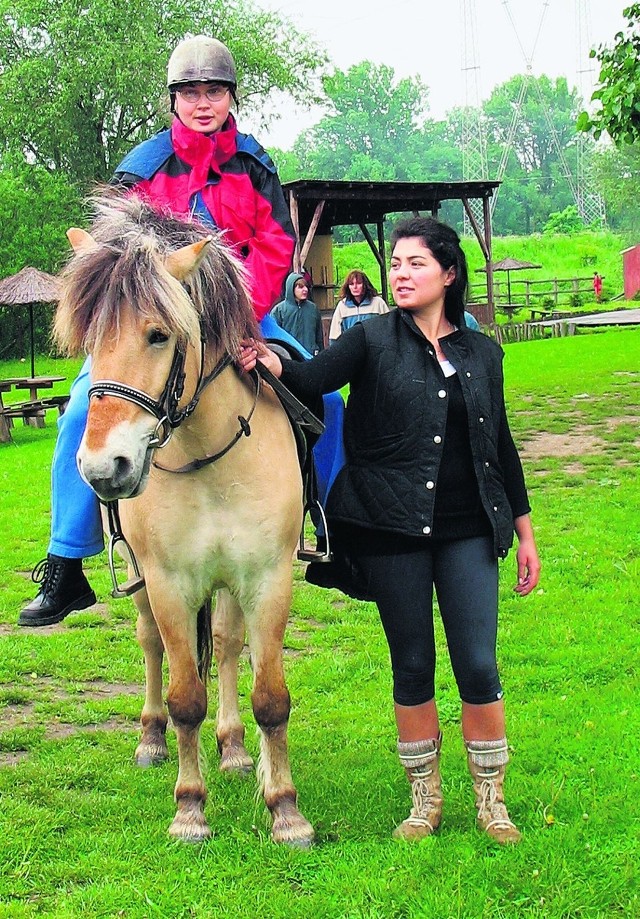 Basia Biedugnis (na koniu) chce się uczyć, lecz nie ma gdzie