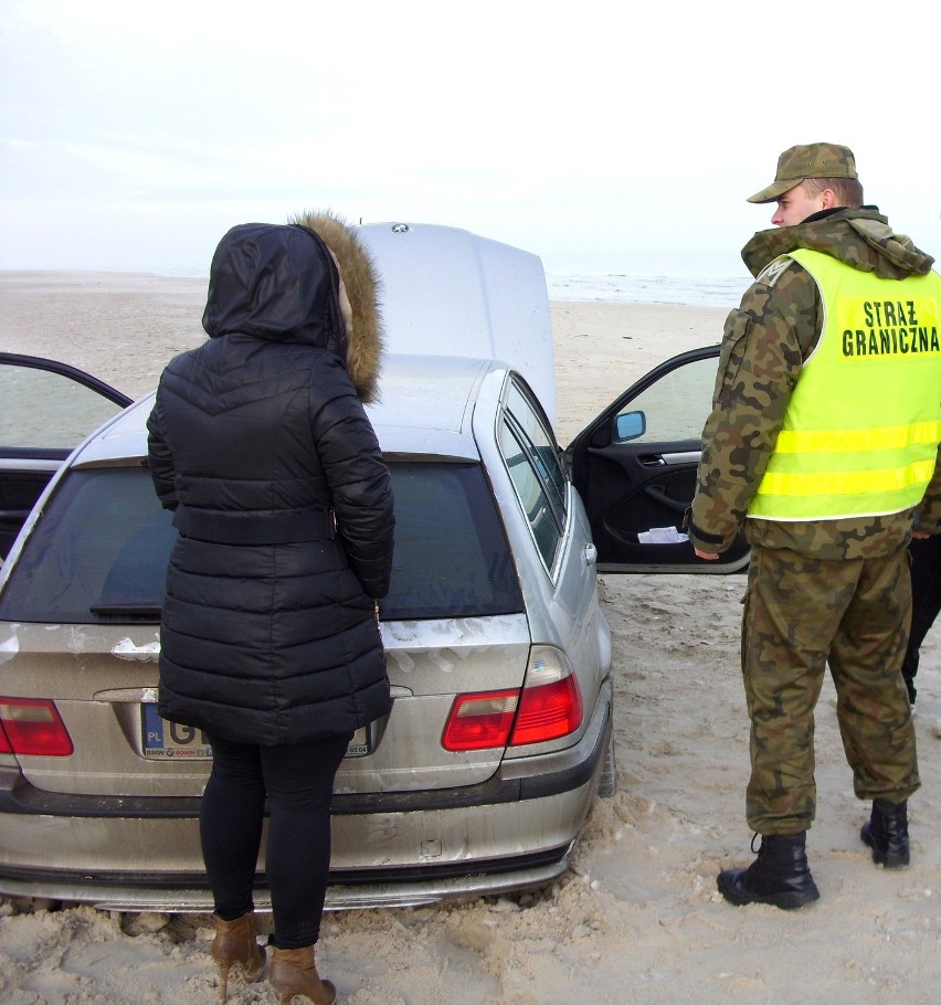 Łeba. Straż Graniczna na plaży znalazła zakopano auto. Kierowca dostał mandat